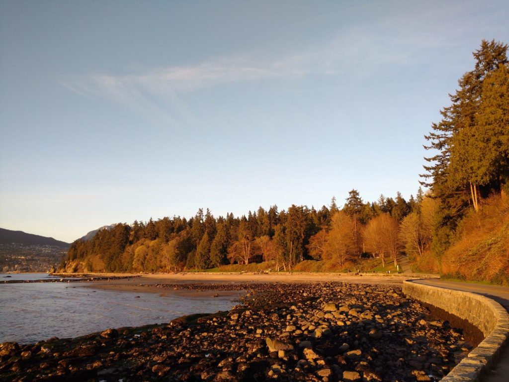 Stanley Park Seawall trail with view of the beach