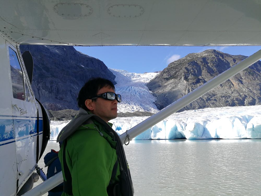 A man took a souvenir shot with the backdrop of the glacier