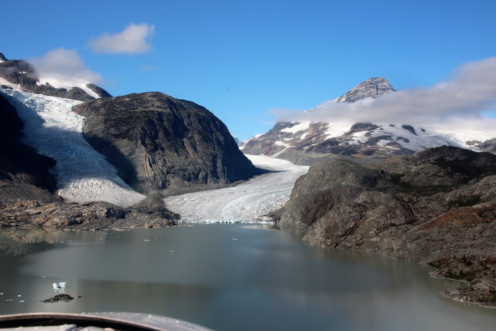 The floatplane approaching glacier lake