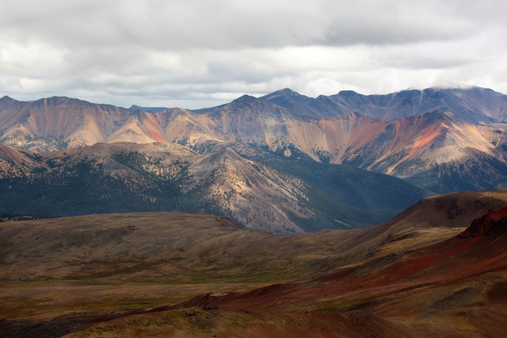 Colourful mountains and plateaus at Rainbow Range Tweedsmuir Park